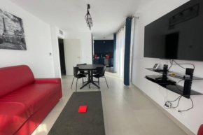 Beautiful BRIGHT apt at 3 min walk from the beach